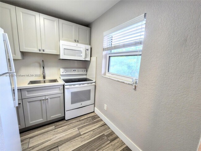 Building Photo - 1201 SW 42nd Ave