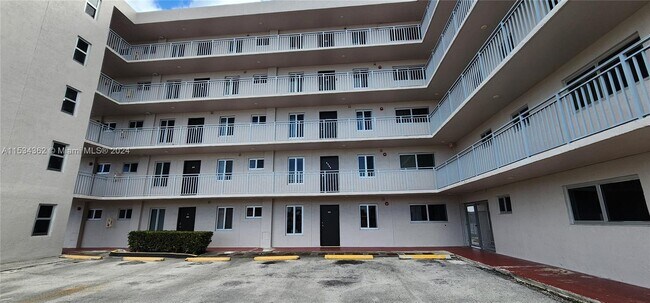 Foto del edificio - 9915 W Okeechobee Rd