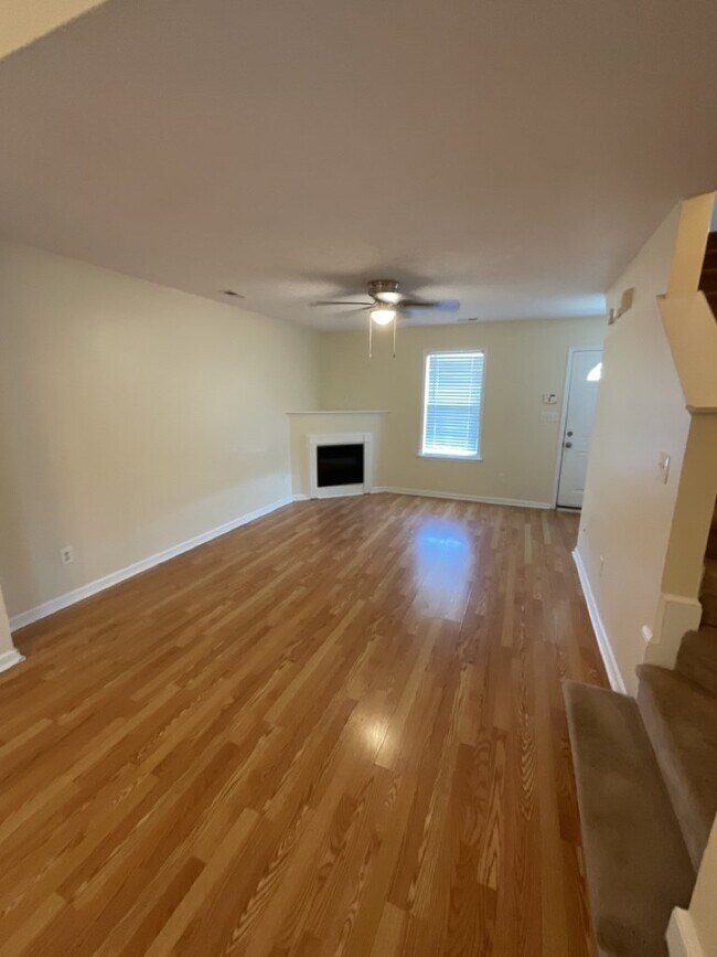 Building Photo - Charming 2 Bedroom, 2.5 Bath Townhome - 40...
