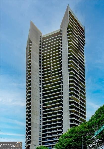 Foto principal - 2660 Peachtree Rd NW