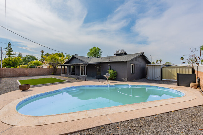 Building Photo - 203 E Manhatton Dr