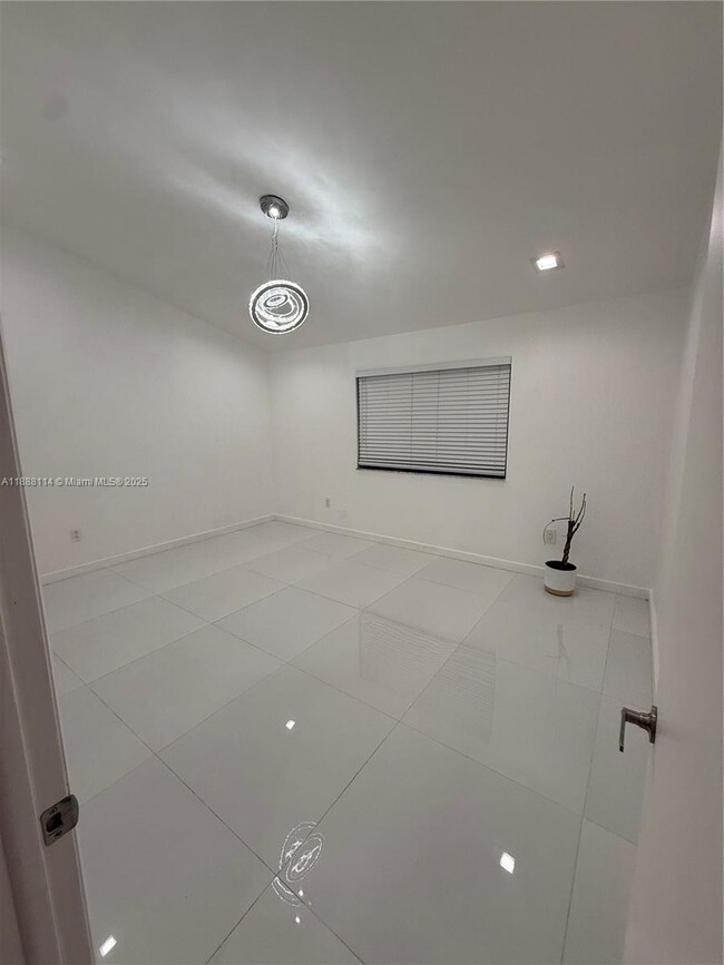 Foto del edificio - 565 NE 199th Terrace
