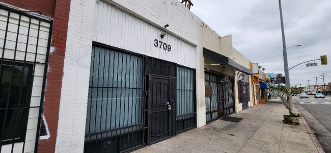 Foto del edificio - 3709 W Pico Blvd