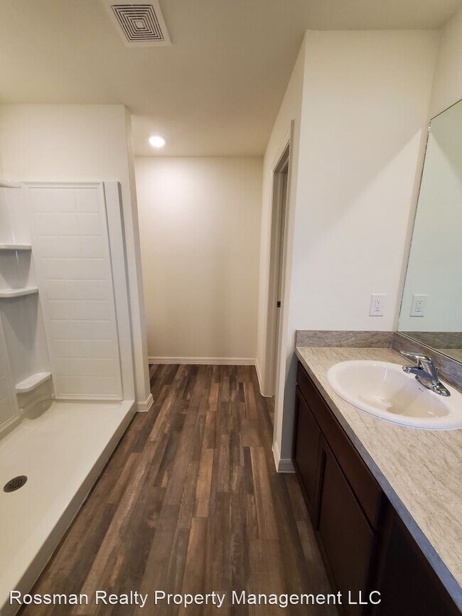 Building Photo - 4 br, 2 bath House - 2824 NE 3rd Ave