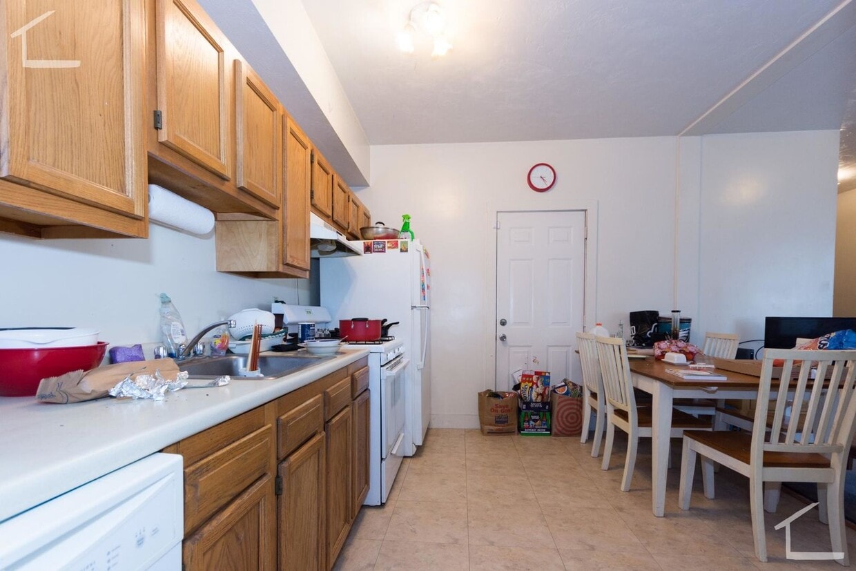 Convenient Location. Wals to BU Campus, Short Walk to T.Laundry, Parking for Rent - Convenient Location. Wals to BU Campus, Short Walk to T.Laundry, Parking for Rent