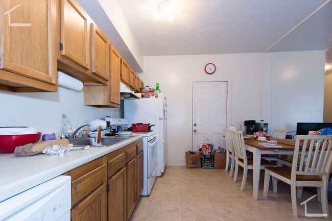 Convenient Location. Wals to BU Campus, Short Walk to T.Laundry, Parking for Rent - Convenient Location. Wals to BU Campus, Short Walk to T.Laundry, Parking for Rent Apartment