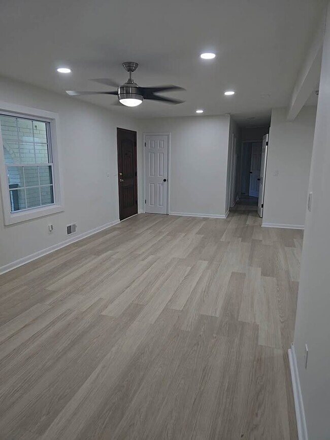 Foto del edificio - 2347 Greenway Dr
