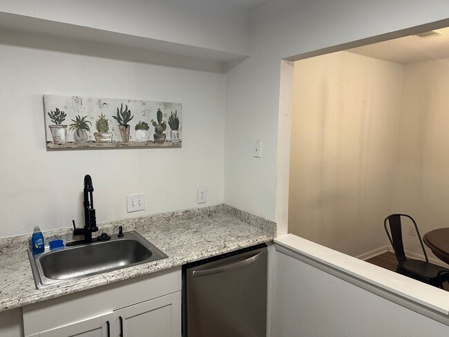 Building Photo - 1Br, 1Ba Condo in Augusta