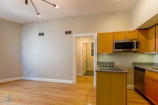 Building Photo - Charming Condo in the Heart of the City!