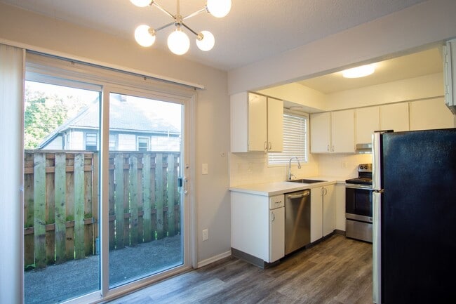 Foto del edificio - Off SE Belmont: Mid-Century 2Bdr w/Patio & Parking!