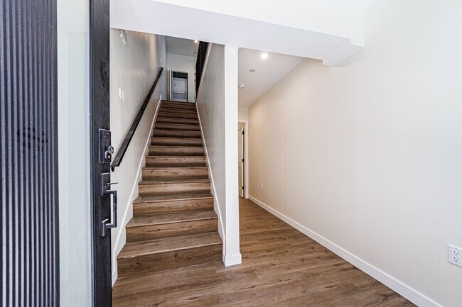 Foto del edificio - New 4BR/4BA Townhome | Designer Finishes |...