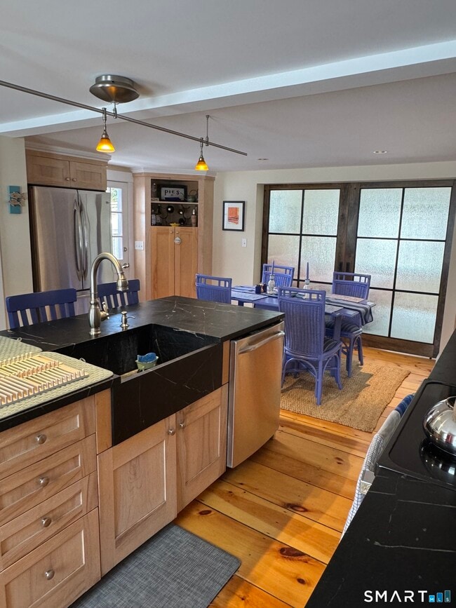 Foto del edificio - 84 Waterside Ln