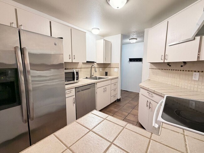 Foto del edificio - Comfortable Beaverton Home with AC, Fireplace, Large Fenced Yard, Spacious Garage and W/D!