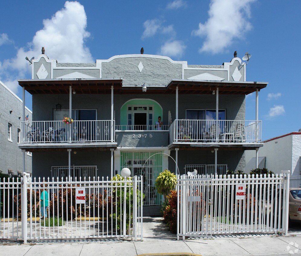 Foto principal - 2375 SW 9th St