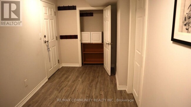 Building Photo - 1061 Rowntree Crescent