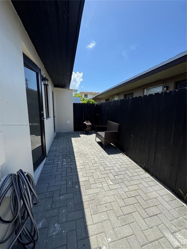 Building Photo - 2723 SW 31st Ct
