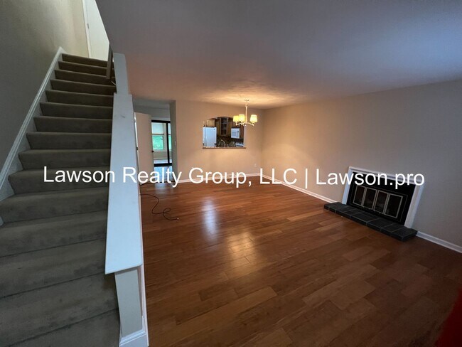 Foto del edificio - Beautiful Townhome with Three Levels of Li...