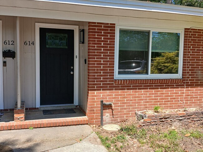 Entrada y puerta nueva - 614 N Gadsden St