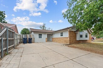 Building Photo - 1401 SW 64th St