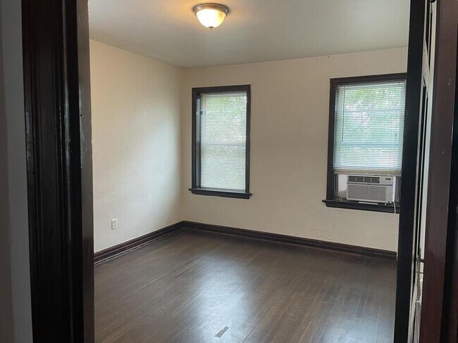 Foto del edificio - 4922 Kemper Ave