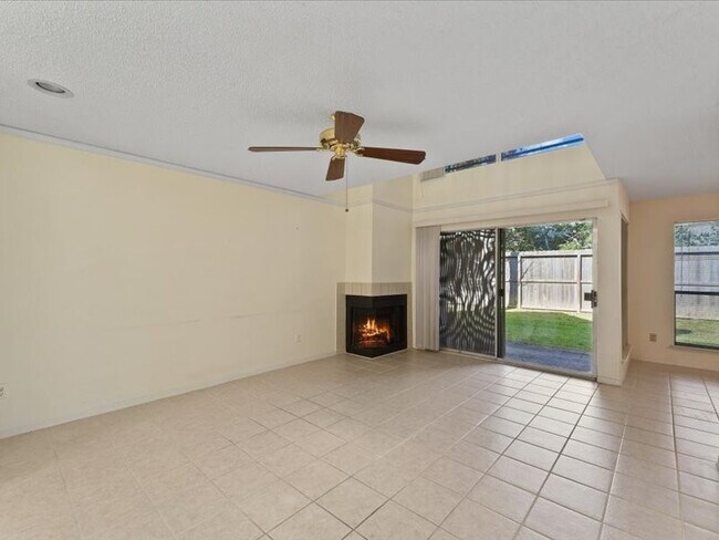 Foto del edificio - 3317 Golden Trails Dr