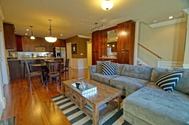 Building Photo - Chic Townhome in Fremont with New Carpet!