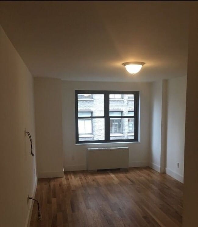 Building Photo - 5 AVENUE