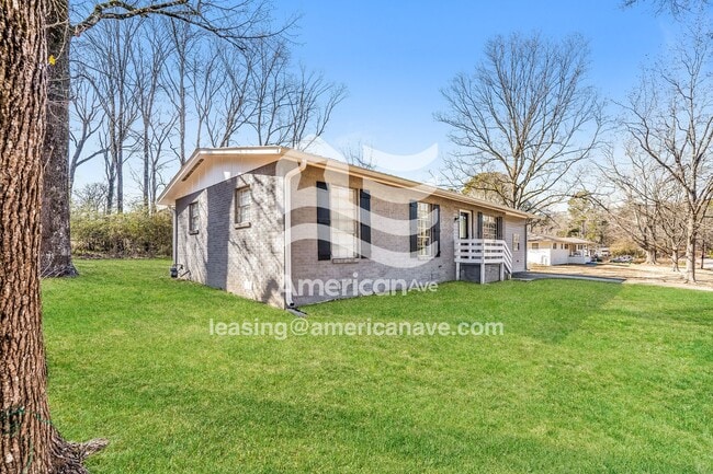 Building Photo - 304 Elm St SE