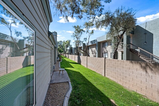 Building Photo - Spacious 3BR Townhouse in Glendale