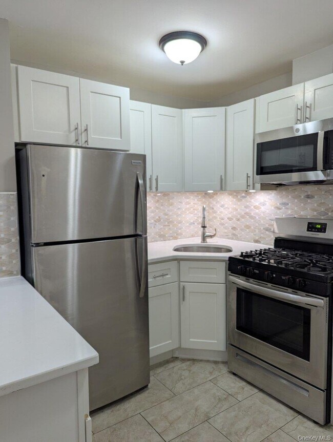 Building Photo - 11A Hemlock Dr