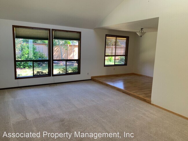 Foto del edificio - 4 br, 2.5 bath House - 441 NE Hillwood Dr