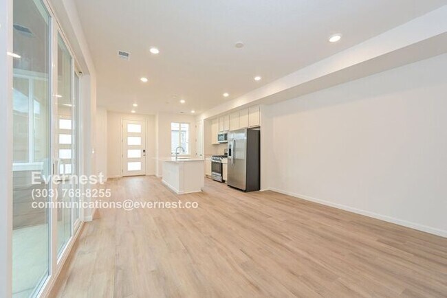 Building Photo - Spacious and Stylish Townhome with Prime L...