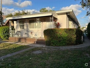Building Photo - 885 SW 29th Ave