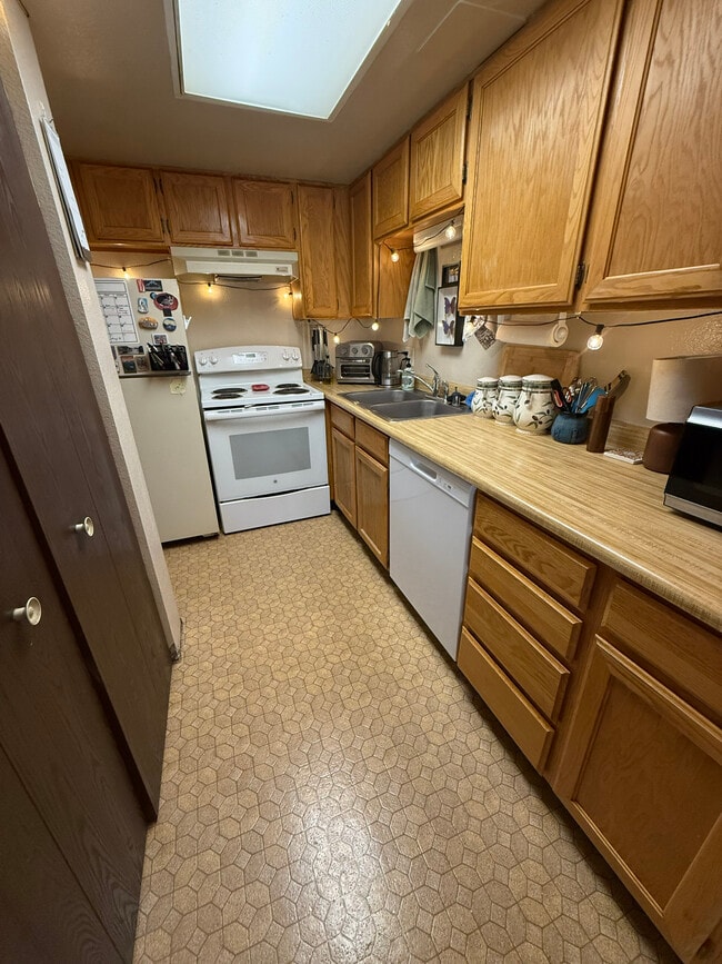 Kitchen - 1900 Florida Rd