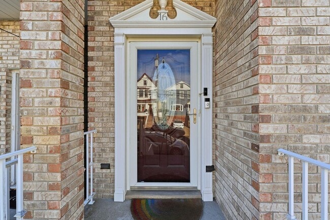 Building Photo - 16 E 44th St