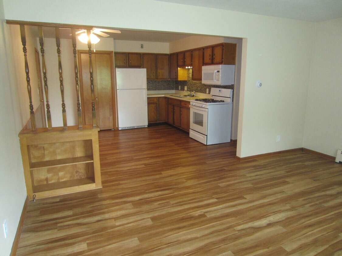 Living/ kitchen - 530 Leisure Acres St