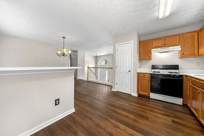 Building Photo - SPACIOUS 3 BED /2 BATH HOME