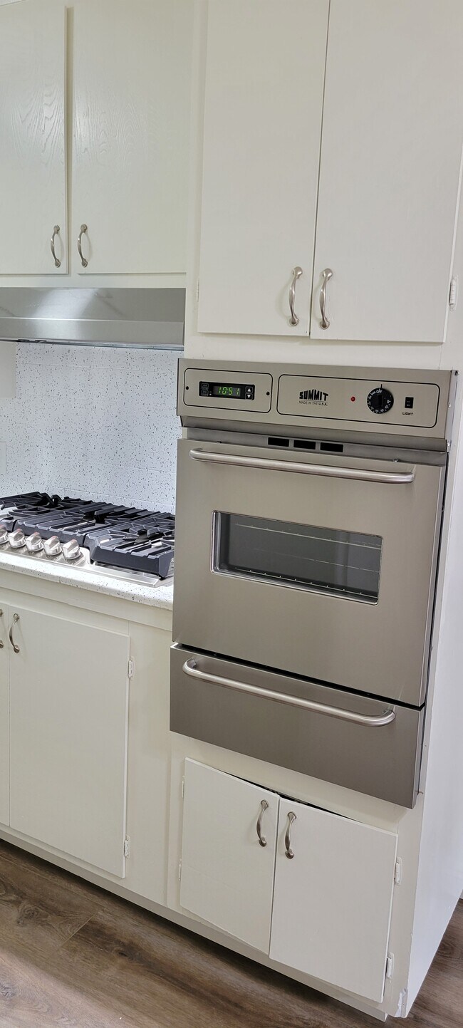 Cooktop and oven - 18564 Clark St