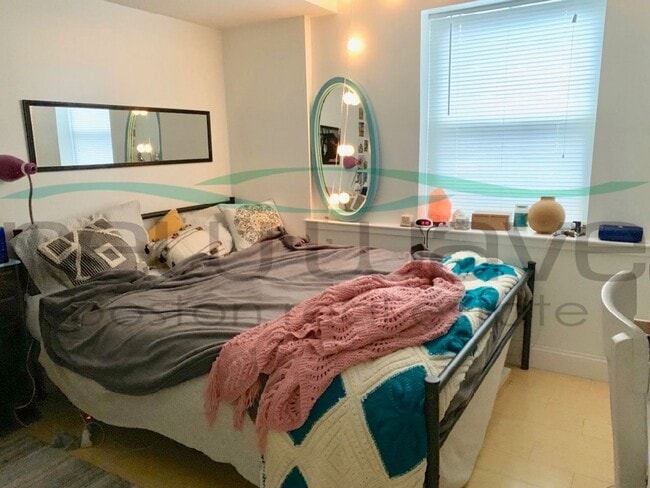 Building Photo - 2 Bed Minutes from BU Available 9/1/26