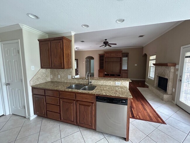 Foto del edificio - Updated Midway ISD Home