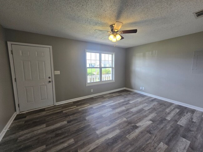 Building Photo - Newly Remodeled & Ready for You!