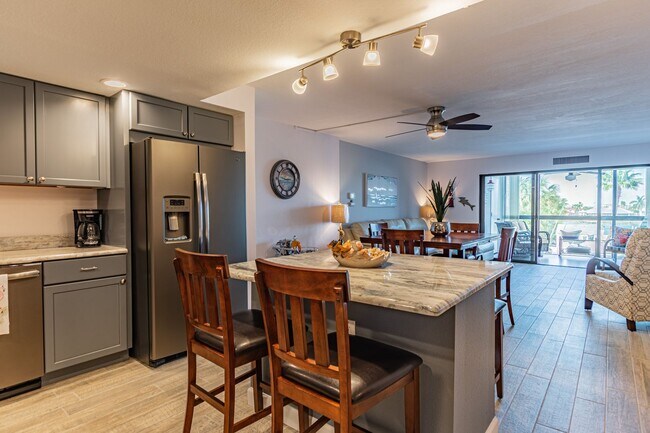Foto del edificio - BEAUTIFUL 2 BEDROOM 2 BATHROOM CONDO NEAR ...