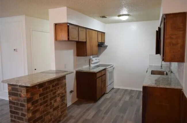 Building Photo - 1810 Family Cir