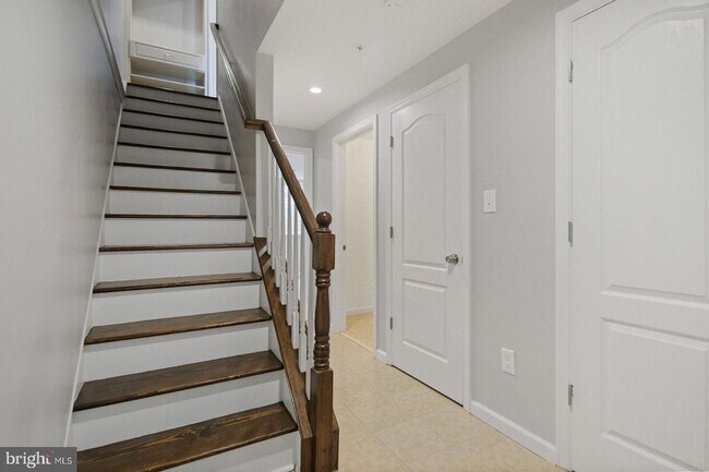 Building Photo - Spacious 4-Bedroom Home with Outdoor Space...