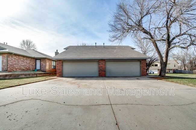 Building Photo - 6004 Paramount Dr