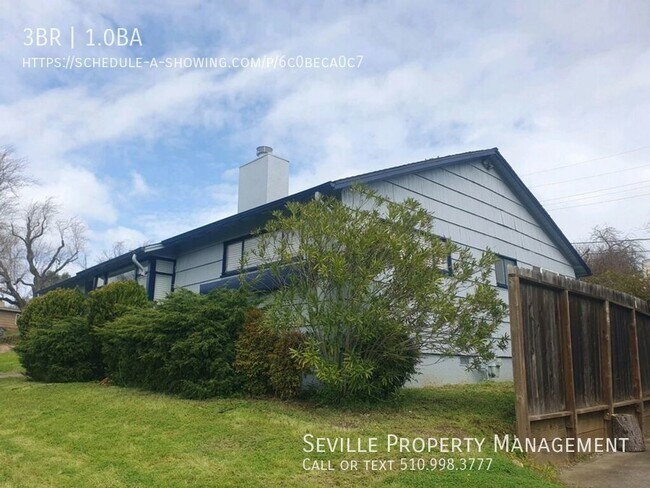 Building Photo - FRESHLY PAINTED AND UPDATED INSIDE & OUT! ...