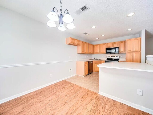 Building Photo - 8729 Robinson Forest Dr
