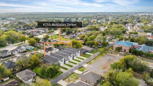 Foto del edificio - 4210 McKinley St