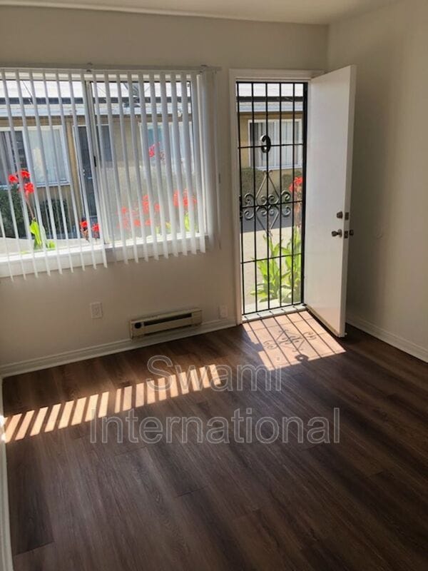 Foto del edificio - 4542 W Imperial Hwy