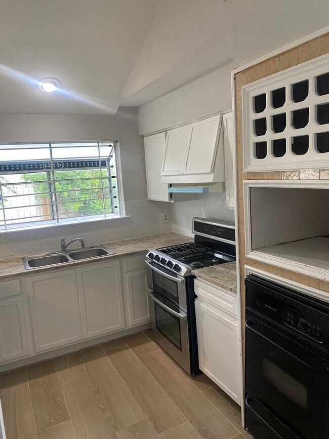 Foto del edificio - 9339 Stonecreek Ln